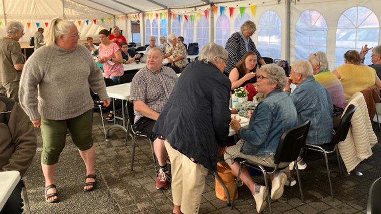 Seniorfestival med strik og morgenkaffe