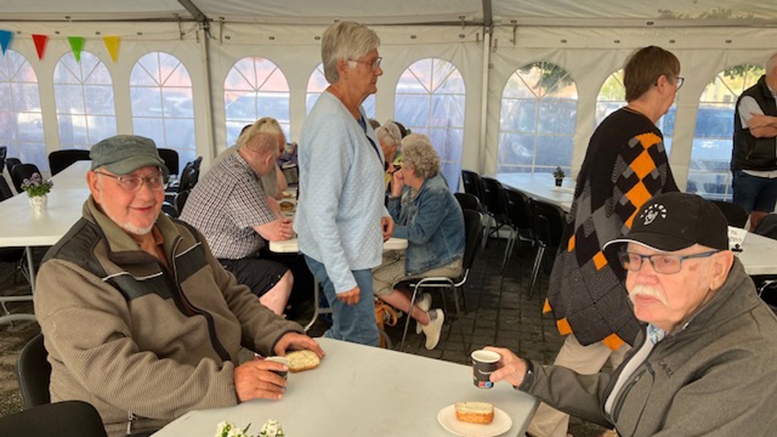 Seniorfestival med strik og morgenkaffe