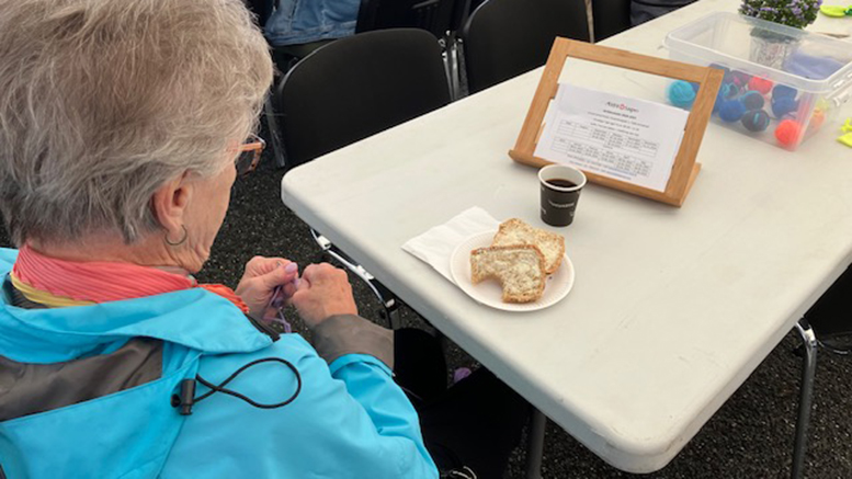 Seniorfestival med strik og morgenkaffe